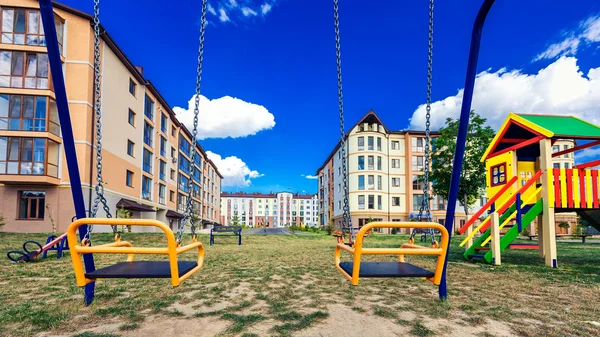 Parque infantil escuchar las casas — Foto de Stock