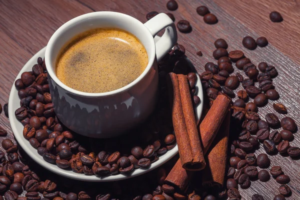 Filiżankę kawy i cynamon — Zdjęcie stockowe