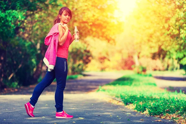 Ein Mädchen mit Wasser nach dem Sport — Stockfoto