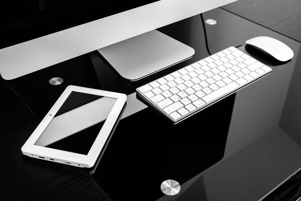 Компьютер и смартфон на столе — стоковое фото