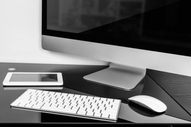 Ofisteki bir masada bilgisayar.