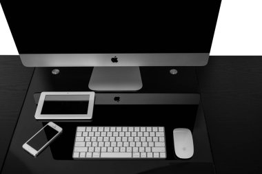 Ukrayna, Rivne, 2 Kasım 2016. Apple Computer imac 27 retina ekran 5k klavye ve büyü fare siyah masada. Beyaz bir arka plan üzerinde izole