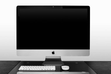 Ukrayna, Rivne, 2 Kasım 2016. Apple Computer imac 27 retina ekran 5k klavye ve büyü fare siyah masada. Beyaz bir arka plan üzerinde izole