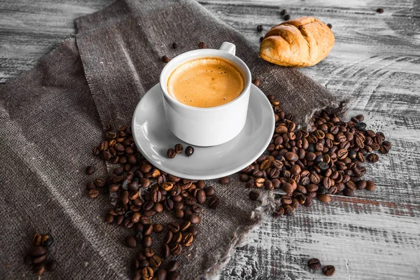 Taza de té con decoración otoñal sobre mesa de madera . —  Fotos de Stock