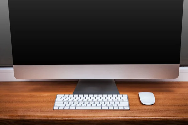 Számítógép egy asztalon egy irodában — Stock Fotó