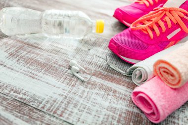 ahşap zemin üzerinde boş alan fitness ekipmanları çevrili