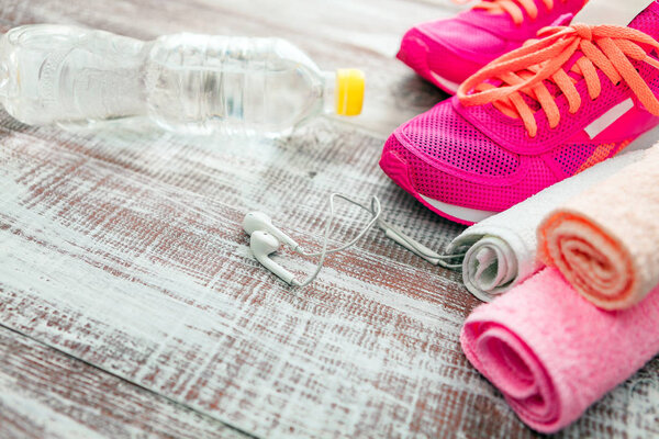 бесплатное место на деревянном полу в окружении фитнес-оборудования
