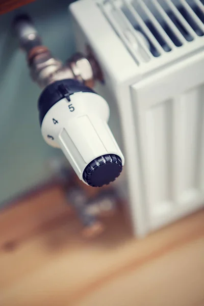 Radiador con termostato para regulación — Foto de Stock