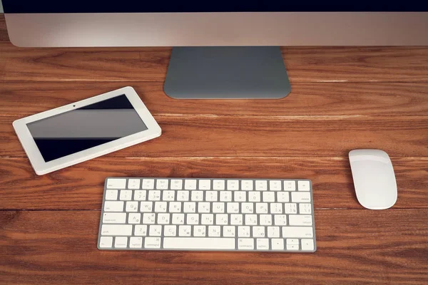 Ordenador en una mesa en una oficina —  Fotos de Stock