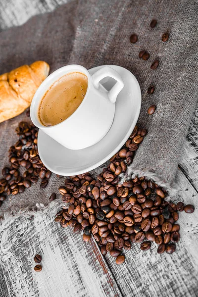 Tasse Tee mit Herbstdekor auf Holztisch. — Stockfoto