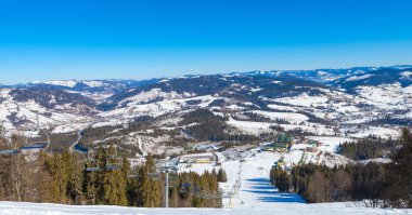 Telesiyej teleferik kış dağlarda sandalyeler