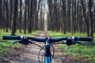 Bisikletle tepeden aşağıya doğru hızla inen dağ bisikleti. Motorcuların gözlerinden bak.