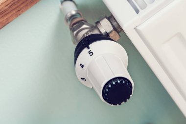 Radyatör termostat için oda sıcaklığında düzenlenmesi ile
