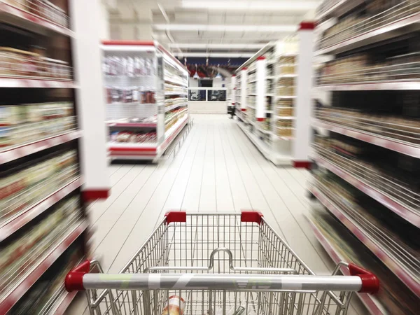 Supermercado carrito de compras ver con el pasillo del supermercado desenfoque movimiento —  Fotos de Stock