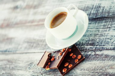 ahşap beyaz masa kahve çikolata