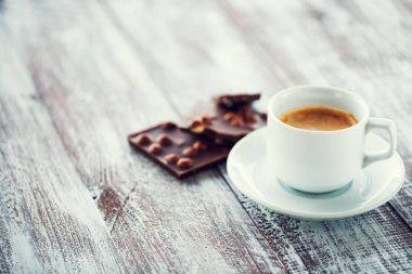 ahşap beyaz masa kahve çikolata