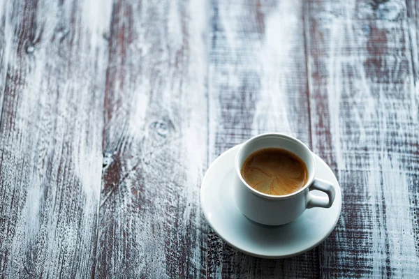 Schokolade mit Kaffee auf einem weißen Holztisch — Stockfoto