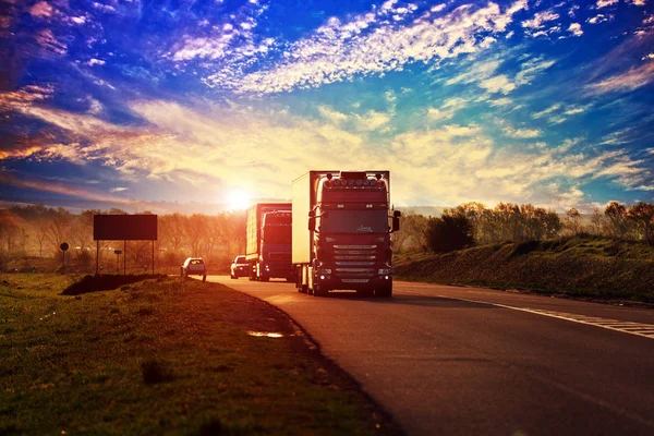 Camiones que conducen por una carretera —  Fotos de Stock