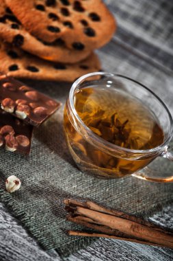 Portakallı çay ahşap bir masa üzerinde kapat