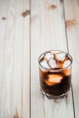 Buzlu kola bardağı.