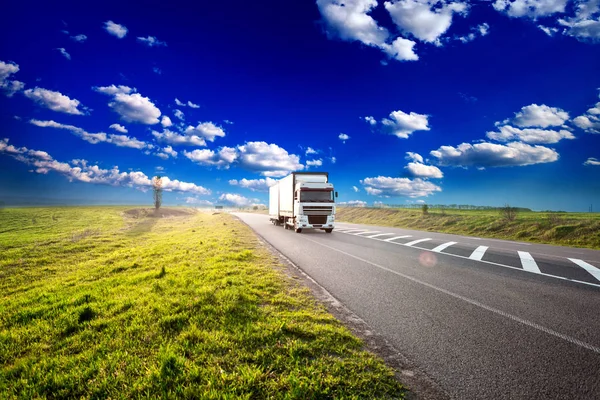 Vrachtwagen rijden op een snelweg — Stockfoto