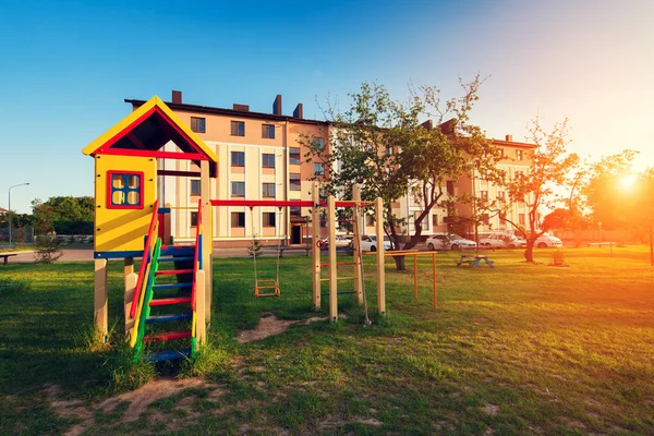 Parque infantil cerca de una casa . — Foto de Stock