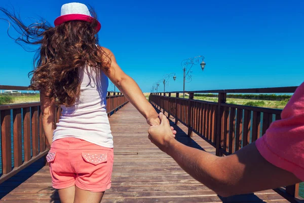 Una chica cogida de la mano del novio —  Fotos de Stock