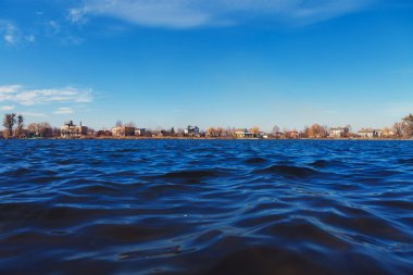 Resimli orman ve nehir.