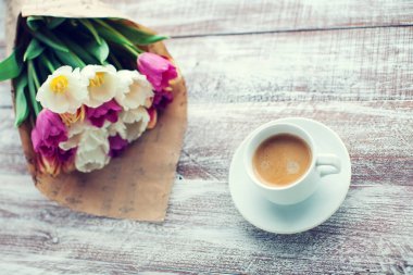 Lale ve kahve masada