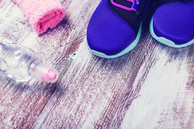 spor ayakkabılar ve bir ahşap arka plan üzerinde su