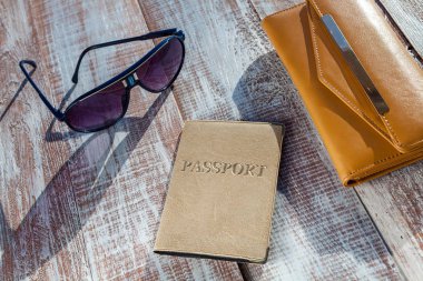 nesneleri ahşap arka plan üzerinde seyahat için.