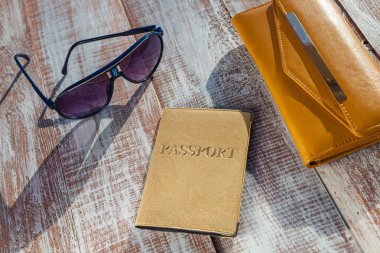 nesneleri ahşap arka plan üzerinde seyahat için.