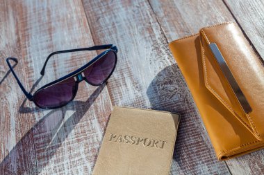 nesneleri ahşap arka plan üzerinde seyahat için.