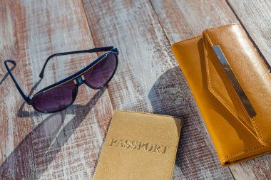 nesneleri ahşap arka plan üzerinde seyahat için.