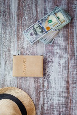 nesneleri ahşap arka plan üzerinde seyahat için.