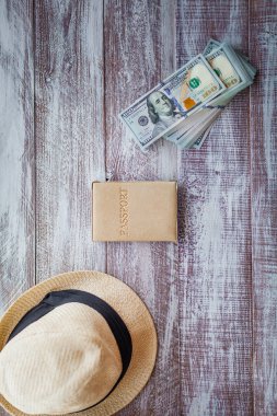 nesneleri ahşap arka plan üzerinde seyahat için.