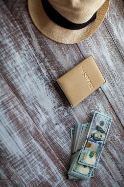 nesneleri ahşap arka plan üzerinde seyahat için.