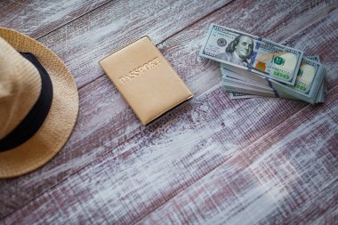 nesneleri ahşap arka plan üzerinde seyahat için.