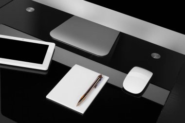 bilgisayar, kalem ve defter