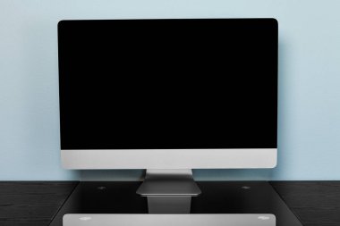 siyah ahşap bir masa üstünde bilgisayar