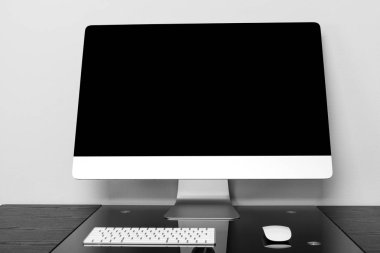 Ofisteki bir masada bilgisayar.