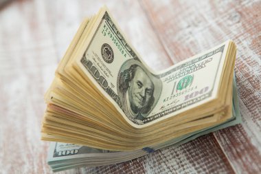 ahşap arka plan üzerinde dolar