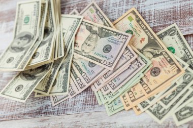 ahşap arka plan üzerinde dolar