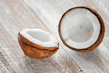 ahşap zemin üzerine Hindistan cevizi