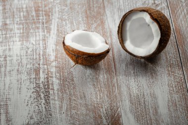 ahşap zemin üzerine Hindistan cevizi