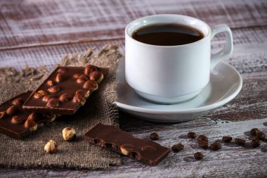 ahşap arka plan üzerinde kahve