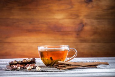 Portakallı çay ahşap bir masa üzerinde kapat