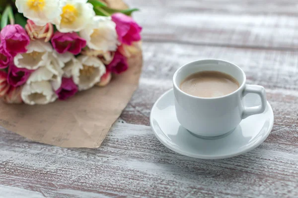 Tulipanes y café en la mesa — Foto de Stock