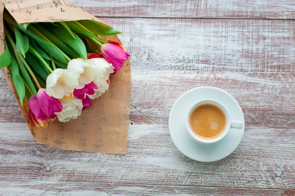 Tulipany jest owinięty w papier i kawa — Zdjęcie stockowe