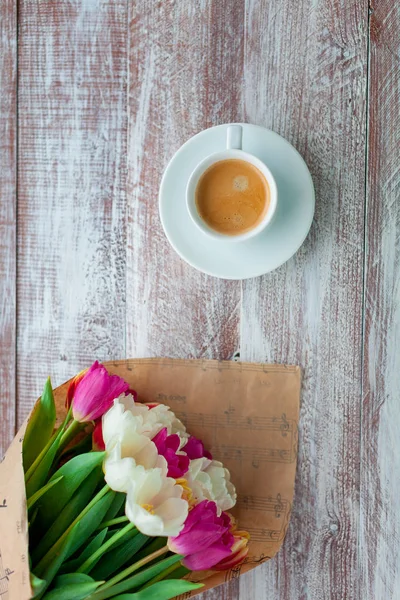 Tulipany jest owinięty w papier i kawa — Zdjęcie stockowe